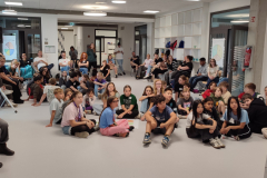 Plenum hört aufmerksam der Präsentation zu